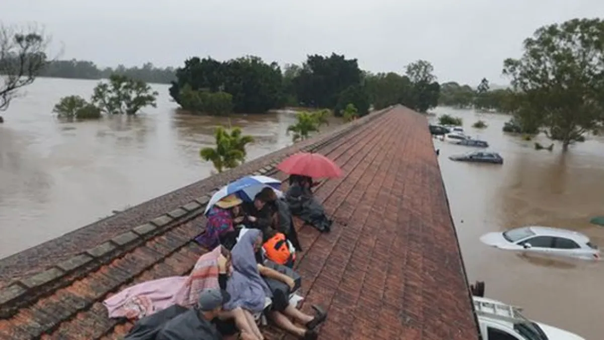A helicopter came to rescue the residents atop the hotel in Lismore. (Nine) 